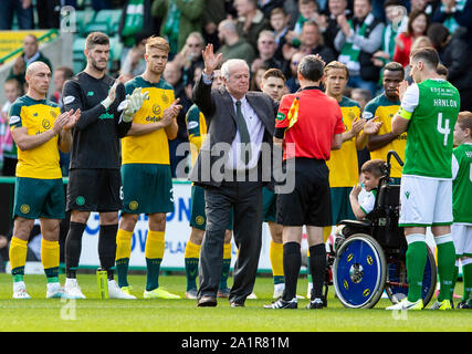 Edinburgh, Ecosse, Royaume-Uni. Septembre 28, 2019. Ladbrokes Premiereship écossais - Hibernian v Celtic. Easter Road Stadium, Edinburgh, Midlothian, UK. 28 Sep, 2019. Pic montre : légende Hibs, Pat Stanton, des vagues à la foule avant le départ que l'hôte de Hibs Celtic à Pâques Road, Édimbourg. Crédit : Ian Jacobs/Alamy Live News Banque D'Images