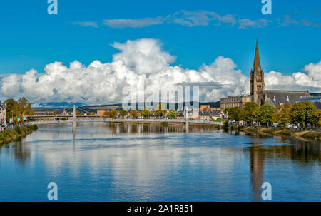 La ville d'INVERNESS EN ÉCOSSE À LA RECHERCHE VERS LE BAS DE LA RIVIÈRE NESS BRIDGE À GREIG STREET BRIDGE RELIANT HUNTLY STREET SUR LA GAUCHE VERS LA DROITE SUR LA RUE BANK Banque D'Images