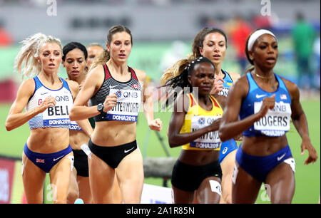 Great Britain's Alexandra Bell (à gauche) participe à la Women's 800m semi-finale lors de la deuxième journée des Championnats du monde IAAF au Khalifa International Stadium, Doha, Qatar. Banque D'Images