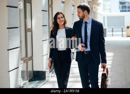 Magnifique femme brune élégante dans les verres et bel homme parle de travail. La photo en gros plan. Banque D'Images