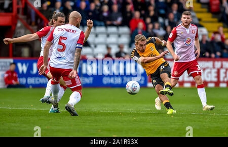 Stevenage, Royaume-Uni. 28 Sep, 2019. George Maris de Cambridge United FC pousses pour but durant l'EFL Sky Bet League 2 Correspondance entre Stevenage et Cambridge United au stade Lamex, Stevenage, en Angleterre, le 28 septembre 2019. Photo par Phil Hutchinson. Usage éditorial uniquement, licence requise pour un usage commercial. Aucune utilisation de pari, de jeux ou d'un seul club/ligue/dvd publications. Credit : UK Sports Photos Ltd/Alamy Live News Banque D'Images