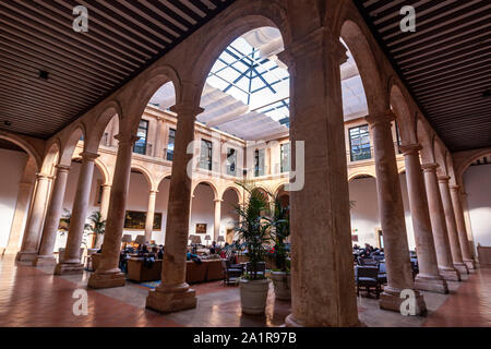 Parador clients dans le patio dans le Palais des Ducs de Lerma, Lerma, maintenant utilisé comme un Parador, province de Burgos, Castille, Espagne Banque D'Images