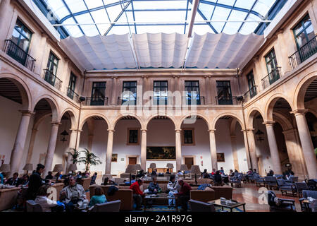 Parador clients dans le patio dans le Palais des Ducs de Lerma, Lerma, maintenant utilisé comme un Parador, province de Burgos, Castille, Espagne Banque D'Images