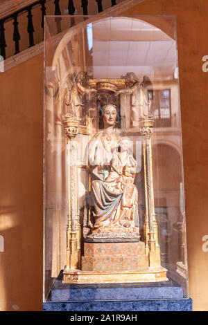 Vierge Marie statue polychrome en bois de patio dans le Palais des Ducs de Lerma, Lerma, maintenant utilisé comme un Parador, province de Burgos, Castille, Espagne Banque D'Images