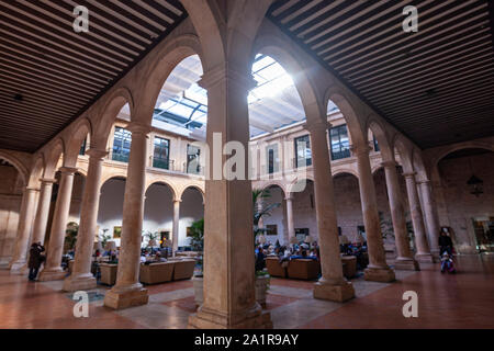 Parador clients dans le patio dans le Palais des Ducs de Lerma, Lerma, maintenant utilisé comme un Parador, province de Burgos, Castille, Espagne Banque D'Images