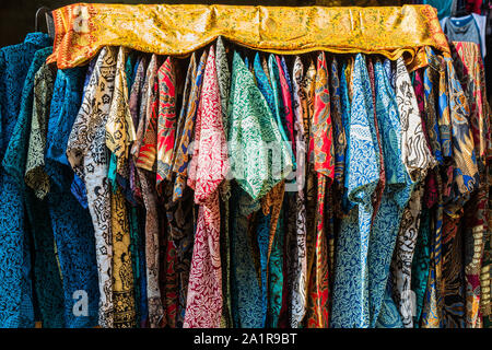 Pile de paréo coloré traditionnel dans une rangée sur le marché en Indonésie Banque D'Images