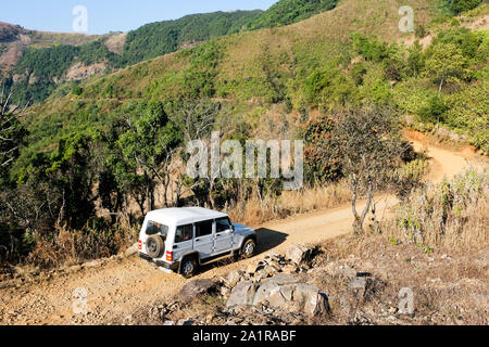 Land Rover sur une route dans les montagnes rocheuses de l'état de Meghalaya, Khasi Hills, Inde Banque D'Images