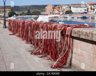 Le séchage des filets de pêche de la Sardaigne Bosa Banque D'Images