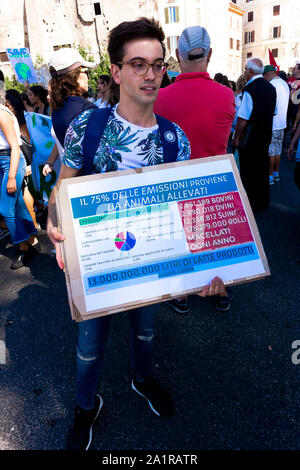 Fridays for future (AAA). Rome troisième lutte mondiale contre le changement climatique pour l'avenir. De jeunes étudiants manifestent mars protestent contre le changement climatique. Changement de système pas changement climatique. - Les étudiants brandissant la bannière, sont descendus dans les rues pour manifester contre le changement climatique mondial dans le centre de Rome, Italie, Europe, Union européenne, UE. Tous les vendredis skrike. 27 septembre 2019. Banque D'Images