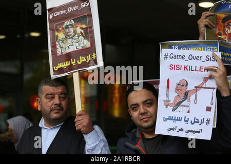 Manchester, UK. 28 Sep, 2019. Manchester communauté égyptienne détiennent une petite protestation exigeant le Président El Sisi être écartés du pouvoir qui a coïncidé avec des manifestations à l'Egypte. Manchester, Lancashire, Royaume-Uni. Crédit : Barbara Cook/Alamy Live News Banque D'Images