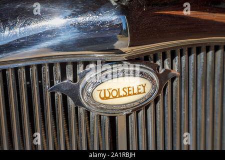 Porte-nom sur le devant d'un vintage Wolseley huit administré par le vicomte Nuffield (Sir William Morris) en lieu Nuffield, Nuffield, près de Henley-on-Thames Banque D'Images