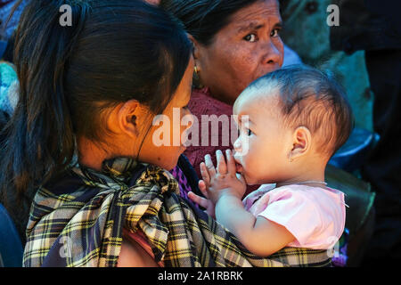 Mère avec son enfant de la tribu Khasi groupe ethnique dans le village de Jarain Khasi Hills, dans l'état de Meghalaya, en Inde Banque D'Images