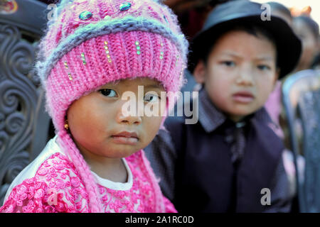 Girl (3 1/2 ans) et son frère (7 ans) de l'ethnie Khasi dans un village de l'état de Meghalaya dans le nord-est de l'Inde Banque D'Images