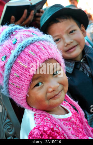 Girl (3 1/2 ans) et son frère (7 ans) de l'ethnie Khasi dans un village de l'état de Meghalaya dans le nord-est de l'Inde Banque D'Images