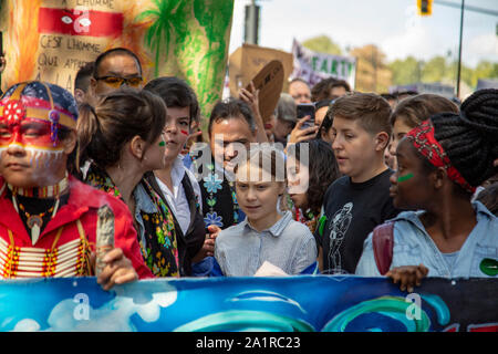 Montréal, Canada. 27 Sep, 2019. Climat suédoise Greta activiste THUNBERG se joint à la grève du climat à Montréal marchant le long avec de jeunes militants et leurs partisans. Des centaines de milliers de personnes ont défilé dans les rues du centre-ville de Montréal, vendredi après-midi exigeant une mesure réelle sur le changement climatique. (Photo par Cristian Mijea/Pacific Press) Credit : Pacific Press Agency/Alamy Live News Banque D'Images