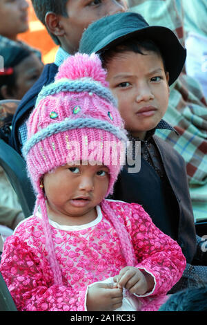 Girl (3 1/2 ans) et son frère (7 ans) de l'ethnie Khasi dans un village de l'état de Meghalaya dans le nord-est de l'Inde Banque D'Images