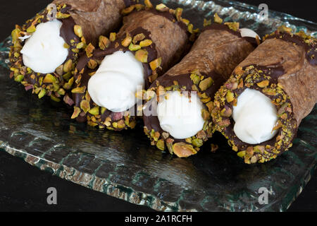 Cannoli, dessert italien servi sur un plateau Banque D'Images