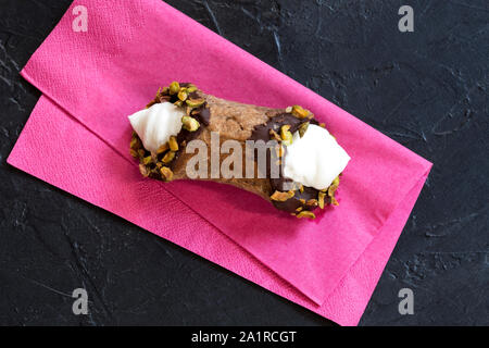 Cannoli, dessert italien sur fond noir Banque D'Images