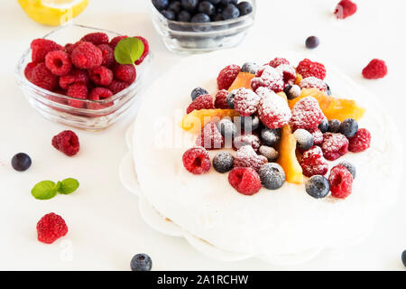 Un gâteau aux fruits aux fruits rouges et pêche Banque D'Images