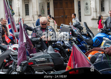Londres, Royaume-Uni. 28 Sep, 2019. Des centaines étaient venus à Mars en opération Zulu, la protestation contre l'accusation de F "soldat" pour le meurtre de manifestants droits civils à Londonderry sur 'Bloody Sunday' en 1972. La place du parlement a été entourée de motos dans le cadre de l'événement qui a le nom d'opération Rolling Thunder. Un petit groupe se tenait sur une voiture blindée à 'Moon' au Parlement. Crédit : Peter Marshall/Alamy Live News Banque D'Images