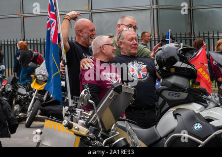 Londres, Royaume-Uni. 28 Sep, 2019. Des centaines étaient venus à Mars en opération Zulu, la protestation contre l'accusation de F "soldat" pour le meurtre de manifestants droits civils à Londonderry sur 'Bloody Sunday' en 1972. La place du parlement a été entourée de motos dans le cadre de l'événement qui a le nom d'opération Rolling Thunder. Un petit groupe se tenait sur une voiture blindée à 'Moon' au Parlement. Crédit : Peter Marshall/Alamy Live News Banque D'Images