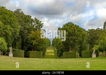 St Paul's Walden Bury paysage des jardins avec des allées gazonnées, flanqué de clipsé haies de hêtre, Hertfordshire, Angleterre, Royaume-Uni. Banque D'Images