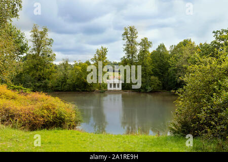 St Paul's Walden Bury jardins paysagers avec bois, étang et temple folly, Hertfordshire, Angleterre, Royaume-Uni. Banque D'Images