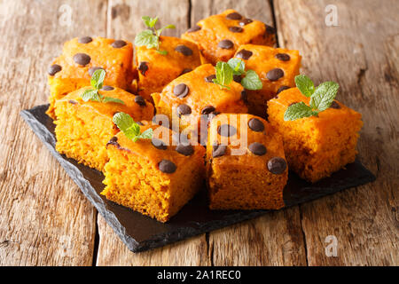 Citrouille dessert biologique avec pastilles de chocolat et blondies mint libre sur un conseil d'ardoise sur la table horizontale. Banque D'Images