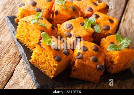 Blondies citrouille Halloween avec pastilles de chocolat et menthe libre sur une liste de sélection sur une table horizontale. Banque D'Images