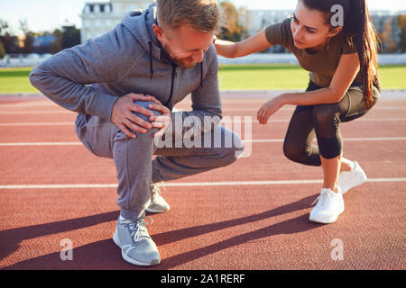 Blessure au genou dans la formation. Un homme blessé la jambe pendant l'exercice. Banque D'Images