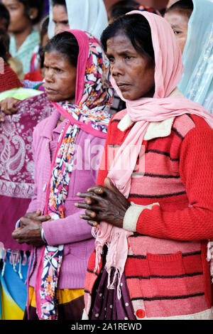 Les chrétiens fidèles au cours d'un open air service catholique dans Balipara, Village indien, etat de l'Assam Banque D'Images