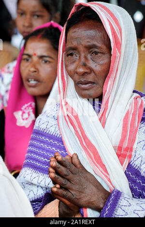 Les chrétiens fidèles au cours d'un open air service catholique dans Balipara, Village indien, etat de l'Assam Banque D'Images