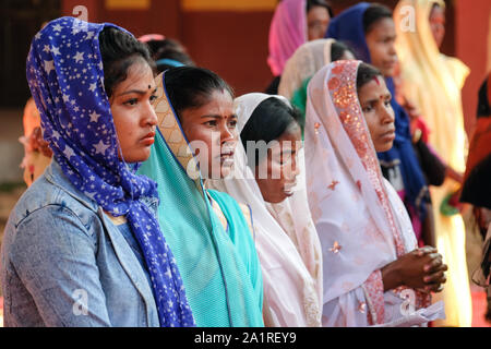 Les chrétiens fidèles au cours d'un open air service catholique dans Balipara, Village indien, etat de l'Assam Banque D'Images