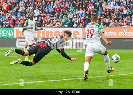 Augsburg, Allemagne. 28 Sep, 2019. Kai HAVERTZ, LEV 29 en compétition pour la balle, s'attaquer, duel, l'en-tête, zweikampf, action, lutte contre Felix UDUOKHAI, CAF 19, tirer au but, sortez, shot, coup franc, FC AUGSBURG - Bayer 04 LEVERKUSEN - DFL RÈGLEMENT INTERDIT TOUTE UTILISATION DES PHOTOGRAPHIES comme des séquences d'images et/ou quasi-vidéo - 1.German Soccer League, Augsbourg, Septembre 28, 2019, 06 ème journée de la saison 2019/2020, FCA, Werkself, Crédit : Peter Schatz/Alamy Live News Banque D'Images