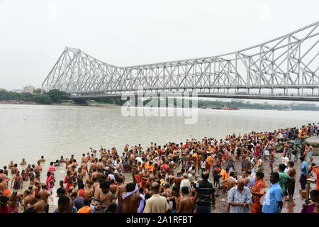 Kolkata, Inde. 28 Sep, 2019. Le jour de 'Mahalaya des milliers de dévots hindous Indiens effectuer 'rituels' Tarpan debout sur le fleuve Ganga saint à la recherche de bénédictions pour la famille a quitté à Kolkata, Babu Ghat. (Photo par Suvrajit Dutta/Pacific Press) Credit : Pacific Press Agency/Alamy Live News Banque D'Images