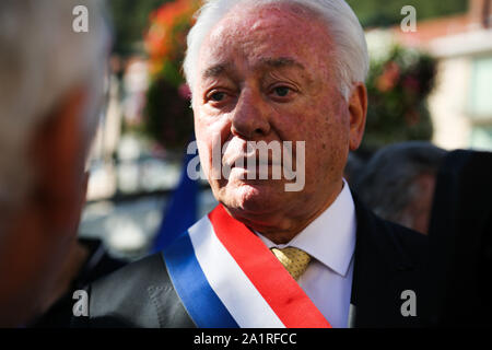 Sisteron, France. 28 sept 2019. Gilet jaune manifestants ainsi qu'une union locale la rue pour protester contre la fermeture temporaire de Sisteron's night services médicaux d'urgence. Depuis le début de septembre jaune protestataires ont repris des rassemblements dans les villes à travers la France samedi pour reprendre en charge après une pause pendant l'été. Credit : ZUMA Press, Inc./Alamy Live News Banque D'Images