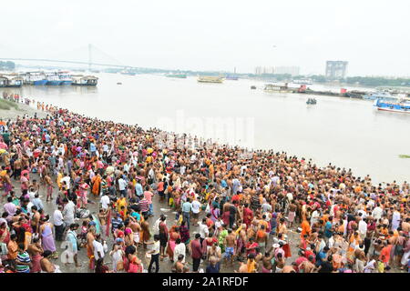 Kolkata, Inde. 28 Sep, 2019. Le jour de 'Mahalaya des milliers de dévots hindous Indiens effectuer 'rituels' Tarpan debout sur le fleuve Ganga saint à la recherche de bénédictions pour la famille a quitté à Kolkata, Babu Ghat. (Photo par Suvrajit Dutta/Pacific Press) Credit : Pacific Press Agency/Alamy Live News Banque D'Images