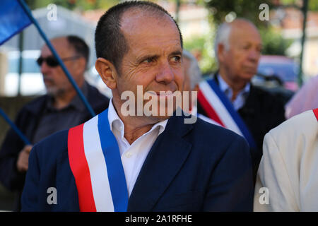 Sisteron, France. 28 sept 2019. Gilet jaune manifestants ainsi qu'une union locale la rue pour protester contre la fermeture temporaire de Sisteron's night services médicaux d'urgence. Depuis le début de septembre jaune protestataires ont repris des rassemblements dans les villes à travers la France samedi pour reprendre en charge après une pause pendant l'été. Credit : ZUMA Press, Inc./Alamy Live News Banque D'Images