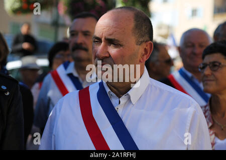 Sisteron, France. 28 sept 2019. Gilet jaune manifestants ainsi qu'une union locale la rue pour protester contre la fermeture temporaire de Sisteron's night services médicaux d'urgence. Depuis le début de septembre jaune protestataires ont repris des rassemblements dans les villes à travers la France samedi pour reprendre en charge après une pause pendant l'été. Credit : ZUMA Press, Inc./Alamy Live News Banque D'Images