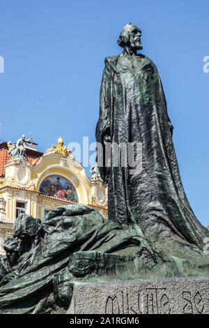 Réformateur religieux Jan Hus /John Huss monument à la place de la Vieille Ville Prague République Tchèque Banque D'Images