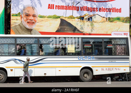 Le Premier Ministre indien Narendra Modi sur une affiche dans la ville de Tezpur, Etat de l'Assam, Inde, Asie Banque D'Images