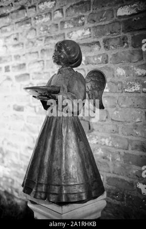 Statue en bronze d'un Ange in front of Christmas Illumination, à la chapelle 'Roskapellchen' à Aix-la-Chapelle, Allemagne Banque D'Images