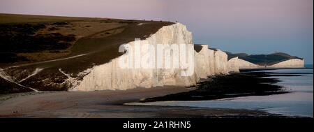 Une vue panoramique sur les Sept Soeurs au coucher du soleil. Les sept Sœurs sont une série de falaises de craie blanche par la Manche. Banque D'Images