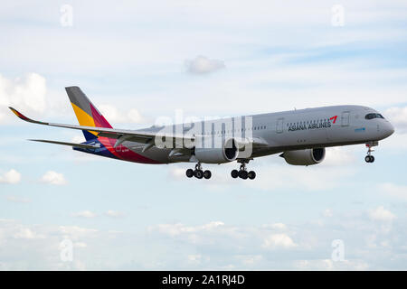 HL7578, 23 septembre 2019, l'Airbus A350-941-144 l'atterrissage à l'aéroport de Roissy, Paris à la fin de l'Asiana Airlines OZ501 vol de Séoul Banque D'Images