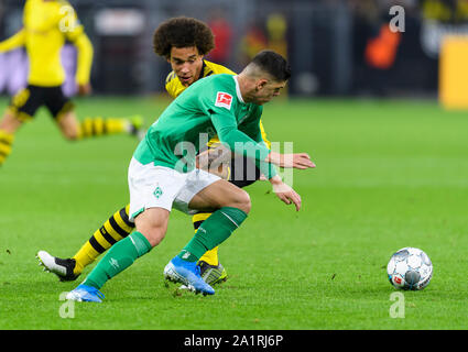 Dortmund, Allemagne. 28 sept 2019. duels, duel entre Axel Witsel (Borussia Dortmund) et Milot Rashica (Werder Brême). GES/football/1. Bundesliga : Borussia Dortmund - Werder Brême, 28.09.2019 - 1ère Division Football/soccer : Borussia Dortmund vs Werder Brême, Dortmund, Sep 28, 2019 - Règlement du LDF à interdire toute utilisation des photographies comme des séquences d'images et/ou quasi-vidéo. | conditions dans le monde entier : dpa Crédit photo alliance/Alamy Live News Banque D'Images