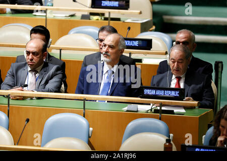 (190928) -- ORGANISATION DES NATIONS UNIES, le 28 septembre 2019 (Xinhua) -- le vice-Ministre des affaires étrangères de la Syrie Faisal Mekdad (R, avant) et Représentant Permanent de la Syrie à l'Organisation des Nations Unies M. Bashar Ja'afari (C) avant, écouter de la Syrie est vice-Premier Ministre et Ministre des affaires étrangères Walid al-Moallem, discours lors du débat général de la 74e session de l'Assemblée générale de l'ONU au siège des Nations Unies à New York, le 28 septembre 2019. (Xinhua/Muzi Li) Banque D'Images