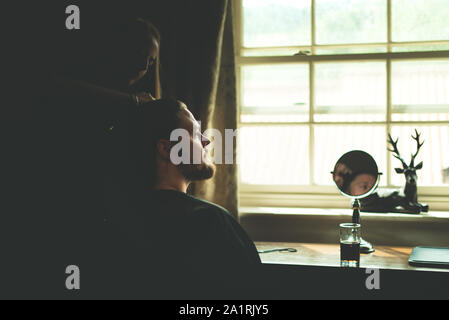 York, UK - 18 août 2019 : se couper les cheveux et le titre avant de se marier. Groom a barbe et cheveux longs Banque D'Images