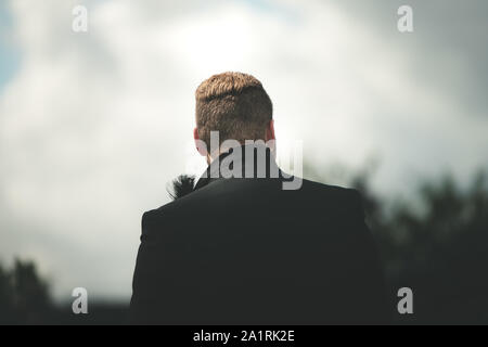 Groom attend nerveusement à sa femme pendant son jour de mariage - prises contre un arrière-plan moody Banque D'Images