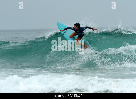 Pro surfer Mahina Maeda du Japon à la compétition de l'US Open 2019 sur le Surf Banque D'Images