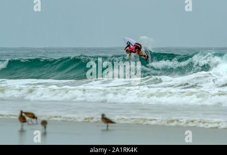 Surfer Pro Bronite MaCaulay qui participent à l'US Open 2019 sur le Surf Banque D'Images